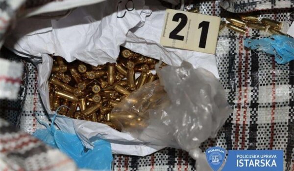 Policija pronašla razne vrste droga i zabranjeno oružje