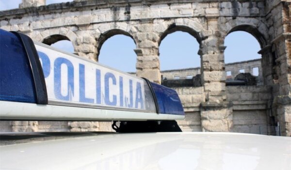 Dijete neoprezno pretrčavalo cestu i zadobilo teže ozlijede