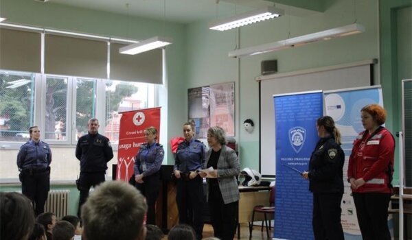 Policija pulskim osnovcima predstavila strip i slikovnicu "Heroji svakodnevice"