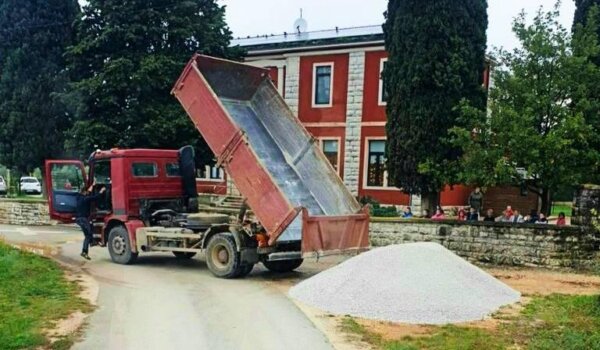Nasipavanje staza i puteva na Poreštini
