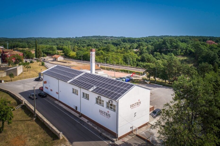 Solarni paneli na gospodarskom objektu