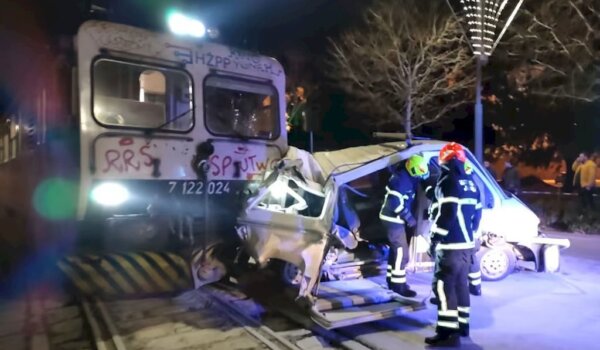 Pokvareni vlak u nepoznatim okolnostima udario u kombi na pulskoj rivi, nema ozlijeđenih