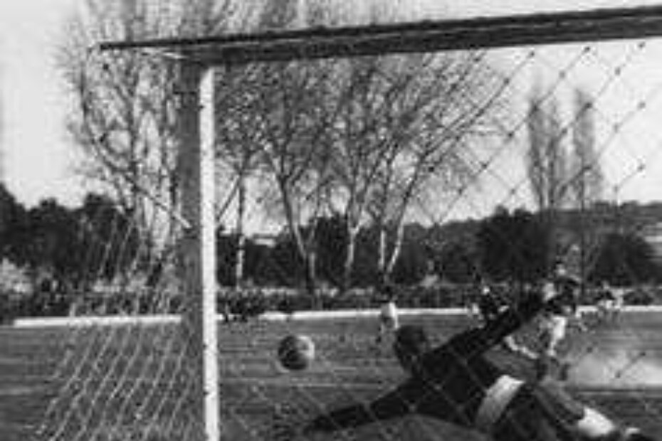 Želimir Željko Radošević brani na utakmici između Istre i Slobode iz Tuzle, Gradski stadion u Puli, 1964.