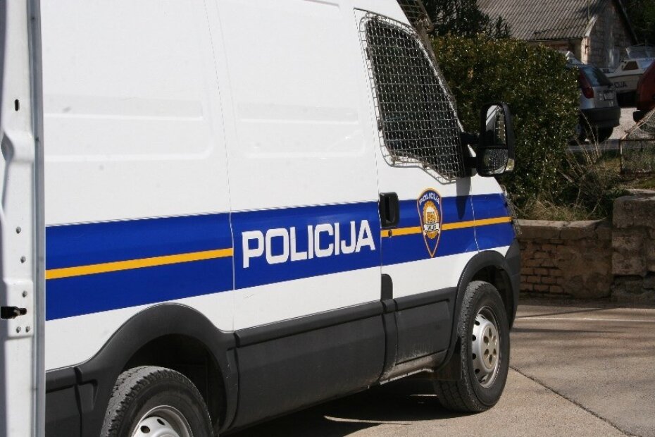 Jx O7a7 R7 J policijski auto marica