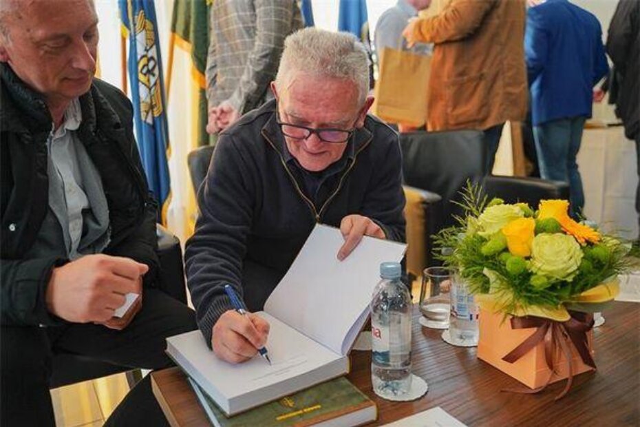 Ovo je knjiga o Specijalnoj jedinici policije Bak