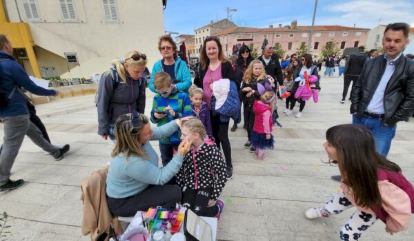 Uskršnji program u Poreču: Trg slobode vrvio raspoloženim turistima i domaćim ljudima
