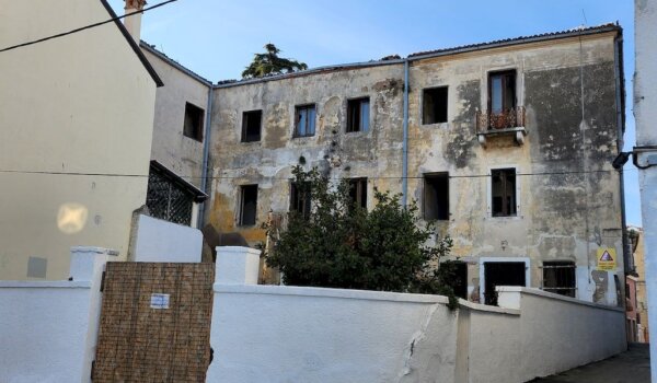 Palača Becich dobiva zaštitnu skelu i fotoprint