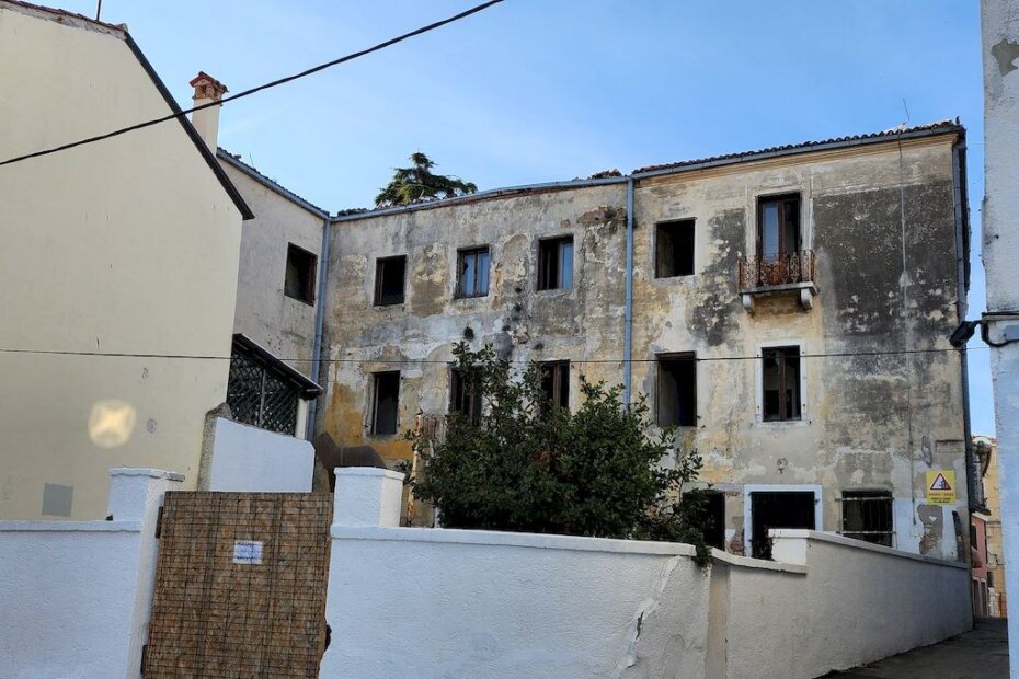 Palača Becich dobiva zaštitnu skelu i fotoprint