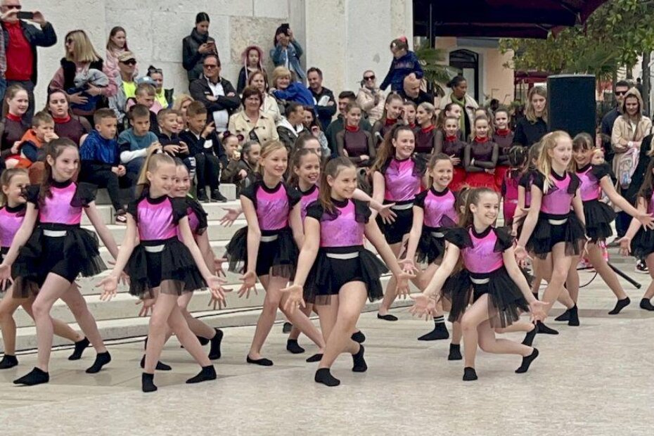 Nastup na prepunom Trgu slobode u Poreču