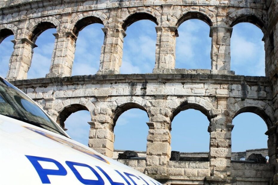 Yn hft OOW arena i policija