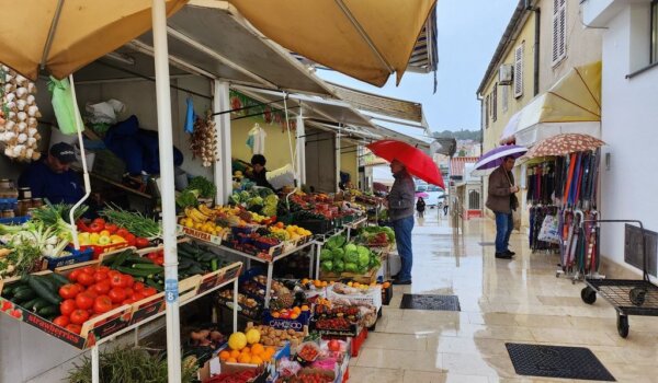 Đir po porečkoj tržnici: Kišni dan za friške sardele prije skorog lovostaja