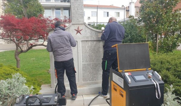 Laserom očišćen spomenik kod gradske palače