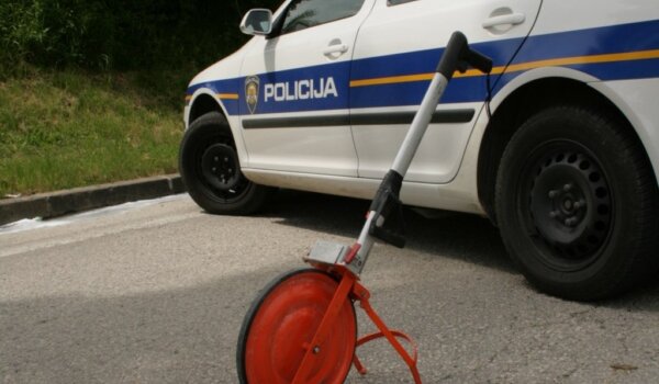 Zaspao za volanom pa udario u dva vozila