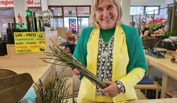 Đir po Porečkoj tržnici: Vrijeme za šparuge, mladu kapulu i rotkvice