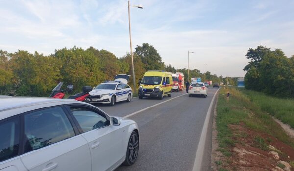 Vozila s 1,5 promila alkohola u krvi, sletjela s ceste i završila u kanalu