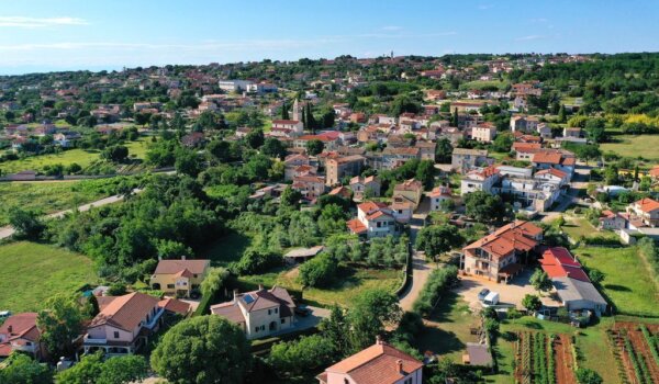 Općina Kaštelir-Labinci ograničila gradnju ravnih krovova i traži više zelenih površina