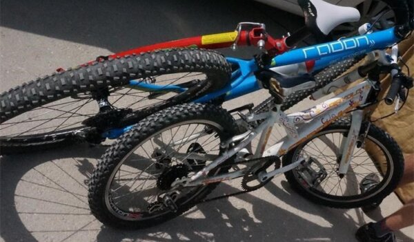 Ukradeni bicikli koje su vlasnici ostavili naslonjene na zidu