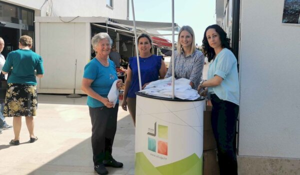 Usluga na tržnici podijelila  četiristotinjak višekratnih vrećica za kupnju voća i povrća