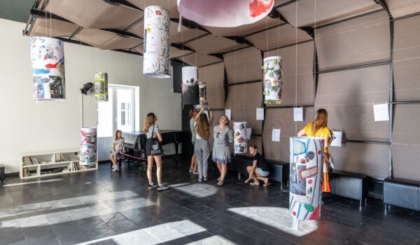 Otvorena izložba radova polaznica likovne radionice uoči 63. Annala