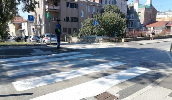 Vozilom naletjela na pješakinje