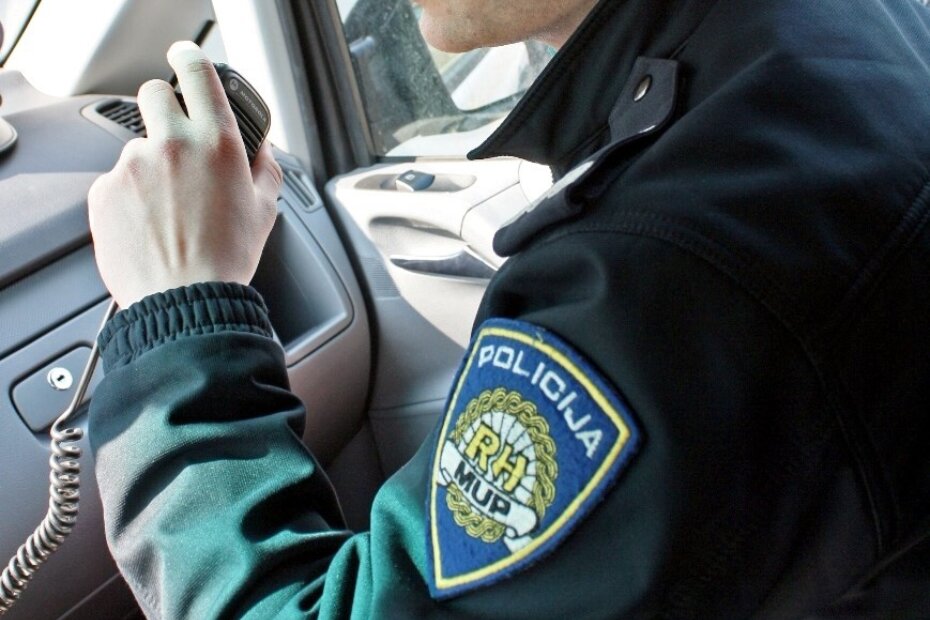 O1 YP2i HZ7 policija veza u vozilu