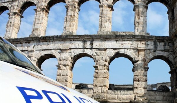 Srušio tuđi ogradni zid