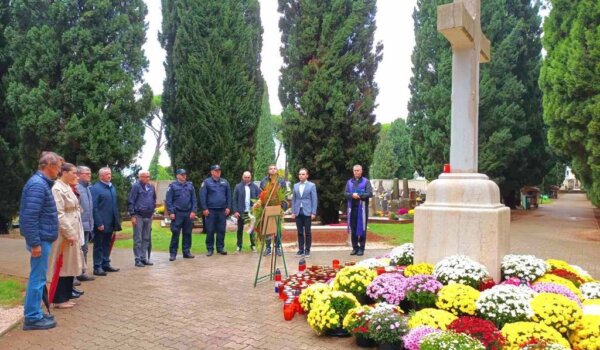 Povodom Svih svetih i Dušnog dana položeni vijenci na Gradskom groblju