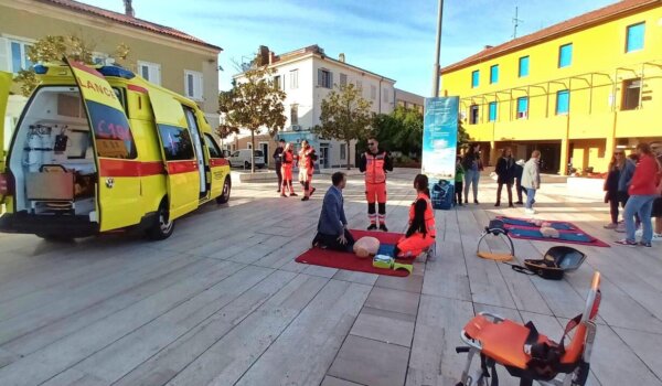 Povodom Svjetskog dana oživljavanja na Trgu slobode građani učili kako spasiti život