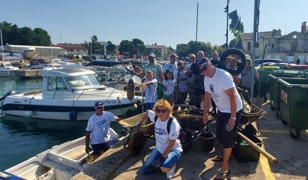 Novigrad: Članovi SRK Erik Radin dva kontejnera napunili smećem iz mora