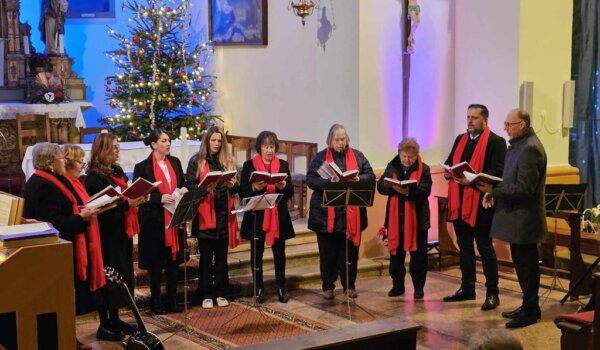 U Kašteliru održan božićni koncert u izvedbi župnog zbora i vokalne etno skupine