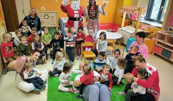 Djed Mraz i pokloni razveselili 1.700 porečkih mališana