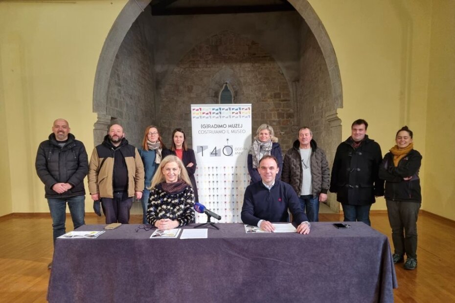 Kolektiv muzeja s ravnateljicom i gradonačelnikom