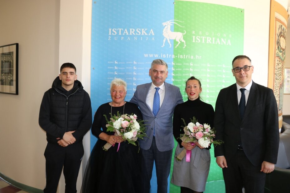 Medicinska sestra Oriana Španić, knjižničarka Iva Turina i srednjoškolac Ivan Štetić na prijemu kod župana