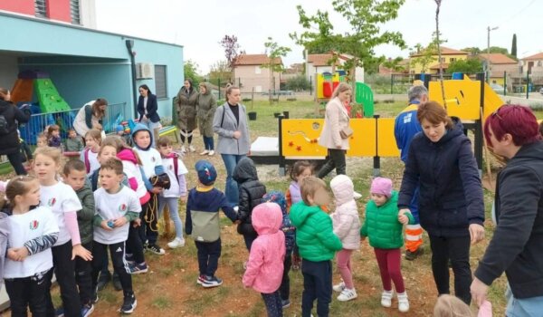 Vrtić u Žbandaju obilježio svoj dan proslavom i sadnjom stabala