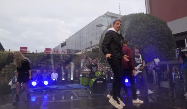 Baby Lasagna: Stotine obožavatelja okićenih čentrinima dočekalo svog idola