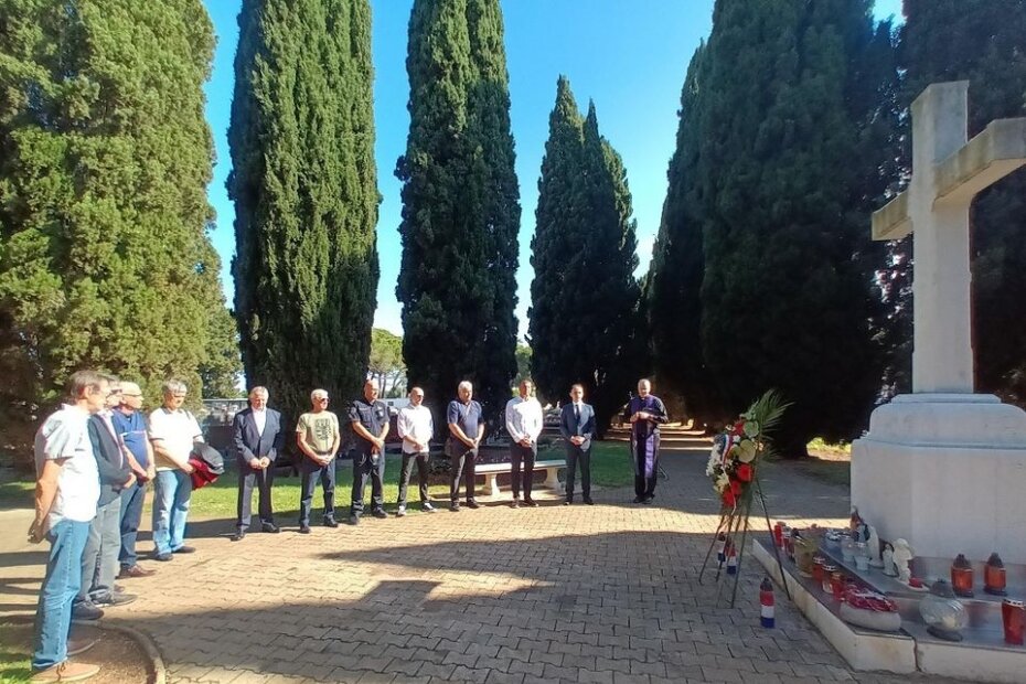 Delegacija kod središnjeg križa na gradskom groblju u Poreču
