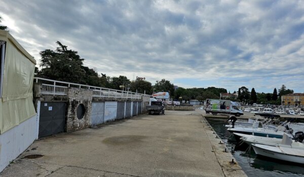 Zapuštena terasa na porečkoj rivi zasad ostaje "Pepeljuga"