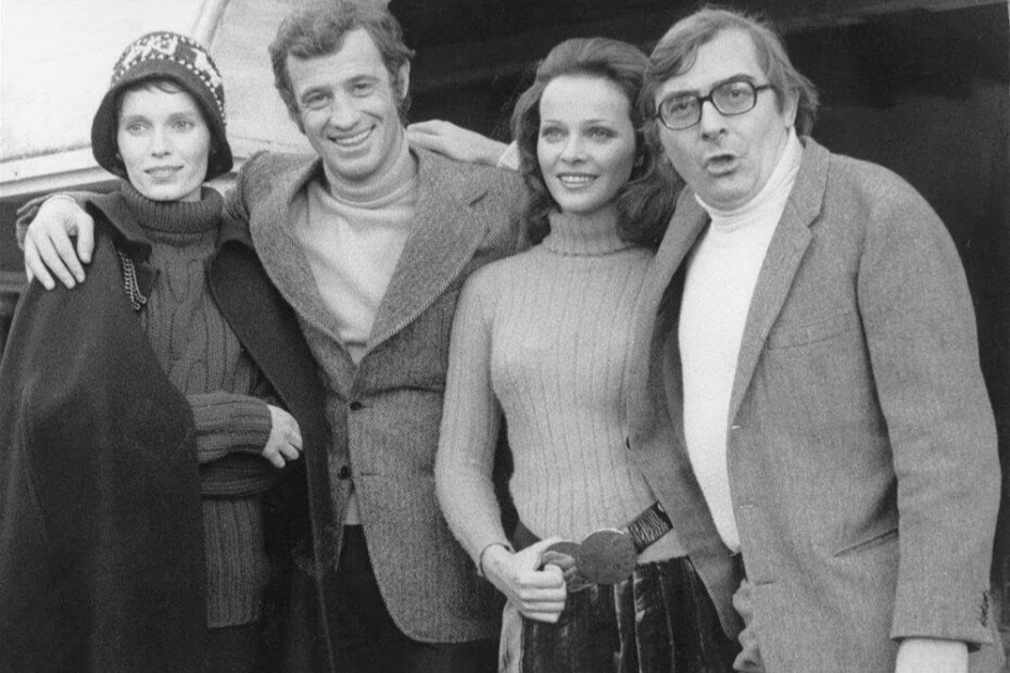 Laura Antonelli s protagonistima filma Docteur Popaul (1972.), slijeva: Mia Farrow, Jean-Paul Belmondo i redatelj Claude Chabrol