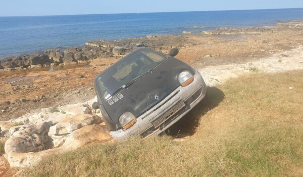 Napušteni Twingo na Porto Bussoli čuči dulje od tjedan dana, danas će ga ukloniti vozilo vučne službe