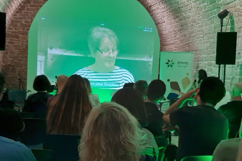 Okupljeni sudionici/e projekta i znatiželjnici/e u Macelu na predstavljanju panphonie Istriane vol.V