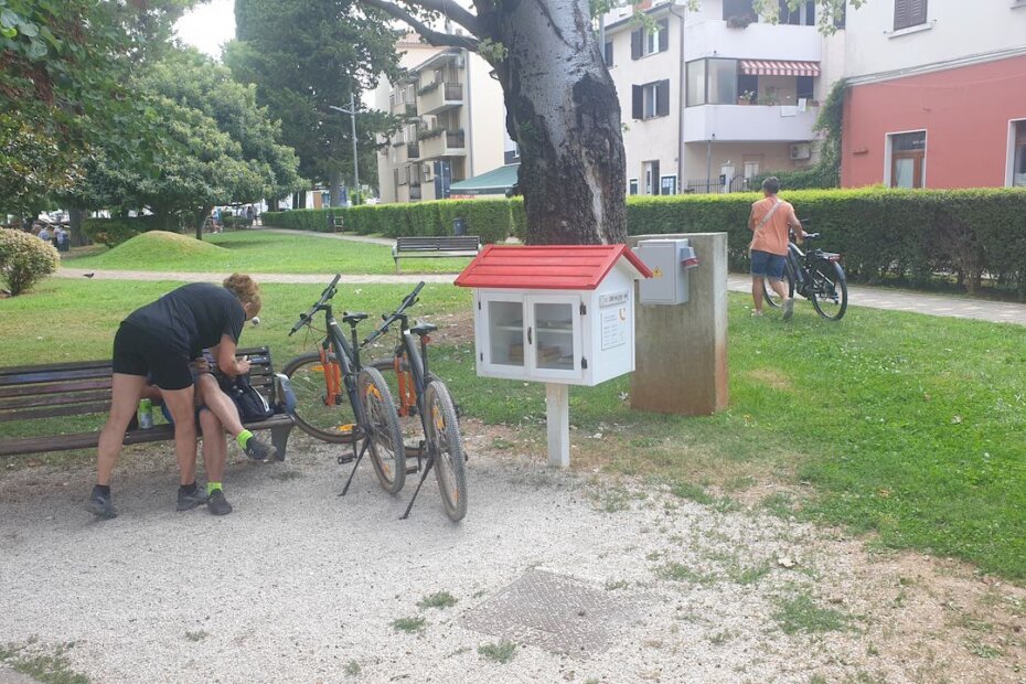 Kućica za knjige u Parku Olge Ban