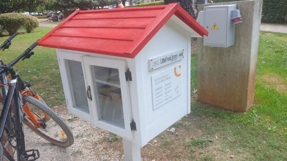 „My little free library“ ili „Moja mala besplatna knjižnica“ je projekt Gradske knjižnice Poreč