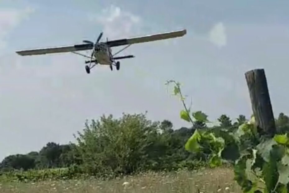 Zrakoplovi nadlijeću na ne više od 10 metara točno iznad poljoprivrednih površina, vinograda i maslinika u kojima se nalaze ljudi