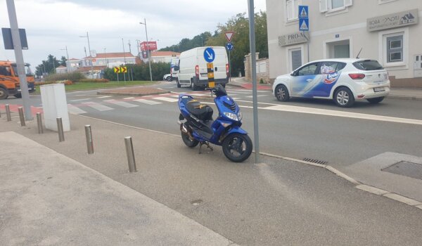 Neregistrirani moped marke Peugeot od ljeta stoji kod rotora LaCop. Znate li čiji je?
