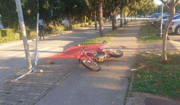 Vozio neregistrirani motocikl, pao kod Parka Olge Ban i teško se ozlijedio