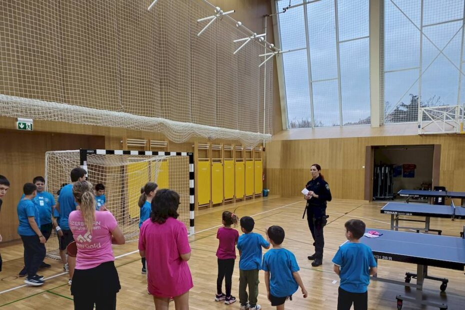 Policajka Danijela Domazet održala je kratko predavanje o vrstama nasilja među mladima