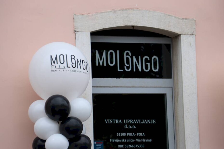 Molo Longo Pula nalazi se na adresi Flavijevska 8, u središtu grada