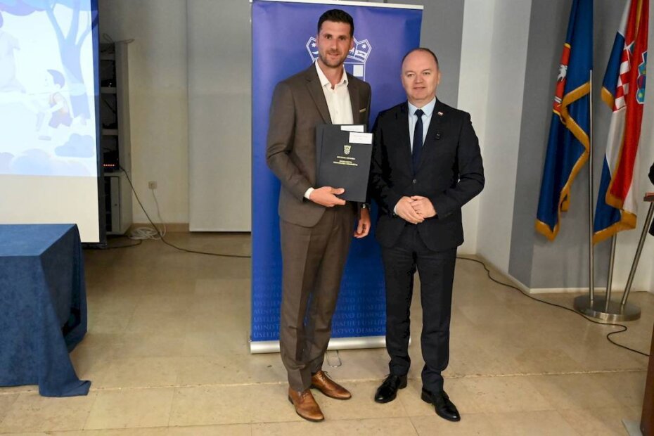 Načelnik Marko Ferenac u Gospiću je potpisao ugovore o dodjeli sredstava