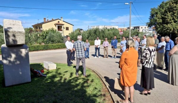 Uoči Dana pobjede i domovinske zahvalnosti, polaganjem vijenaca i svijeća odali počast poginulim braniteljima