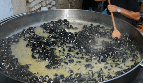 Dagnje, glazba i dobra vibra: Fešta od pedoći u Santa Marini